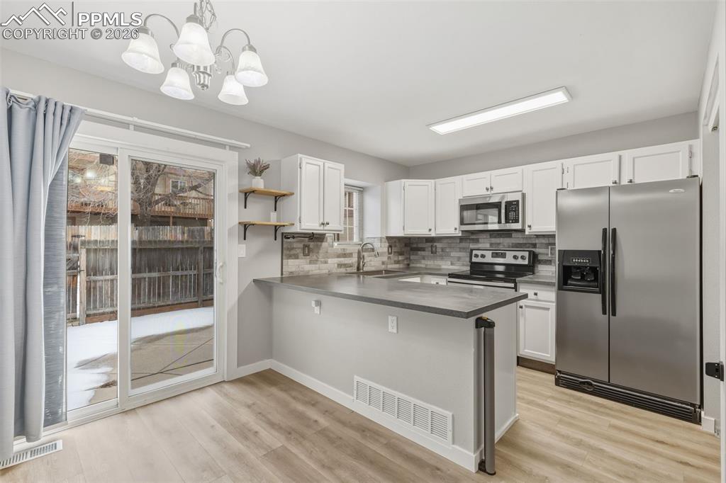 Image 20 of 43: Kitchen