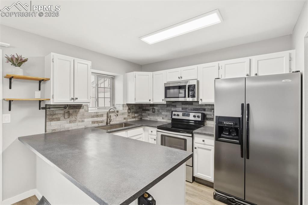 Image 21 of 43: Kitchen