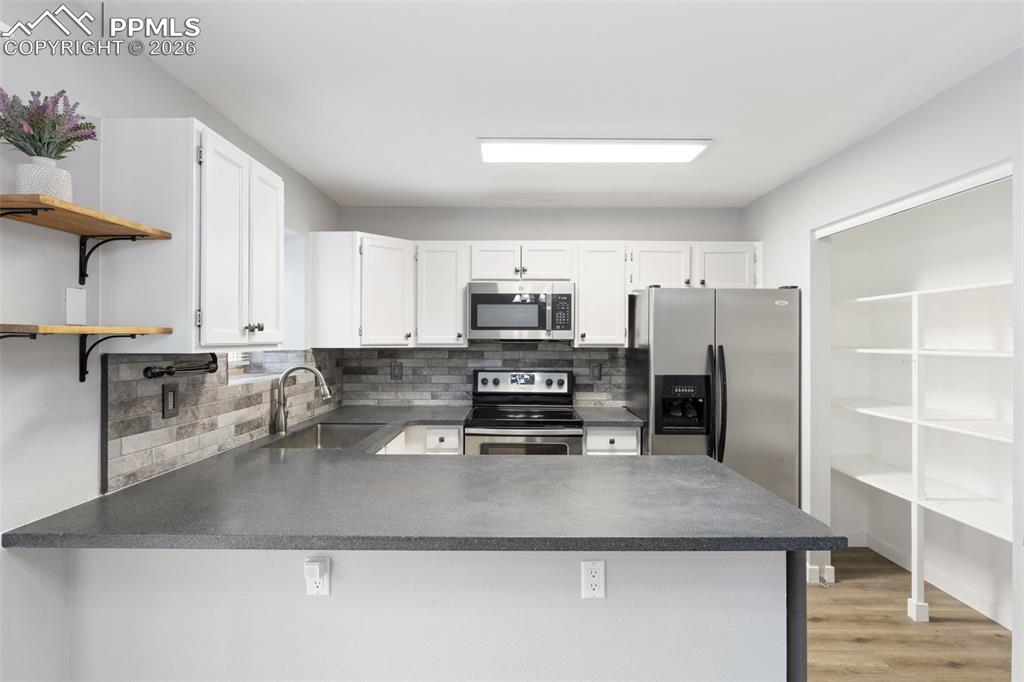 Image 22 of 43: Kitchen