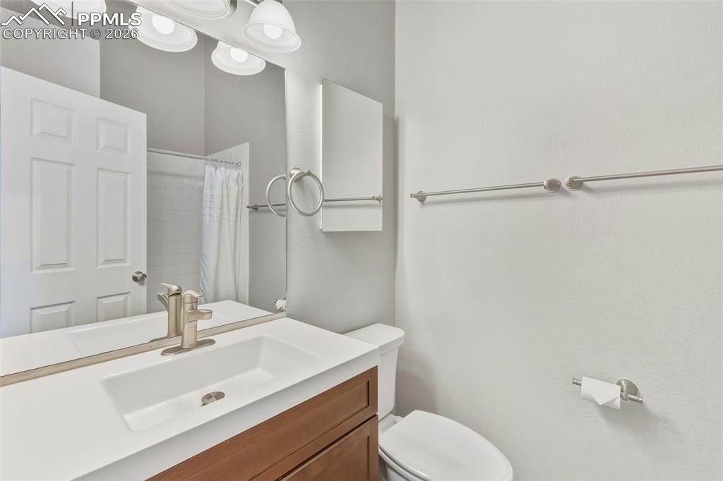 Image 28 of 43: Bathroom