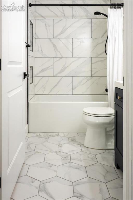 Image 29 of 44: Bathroom