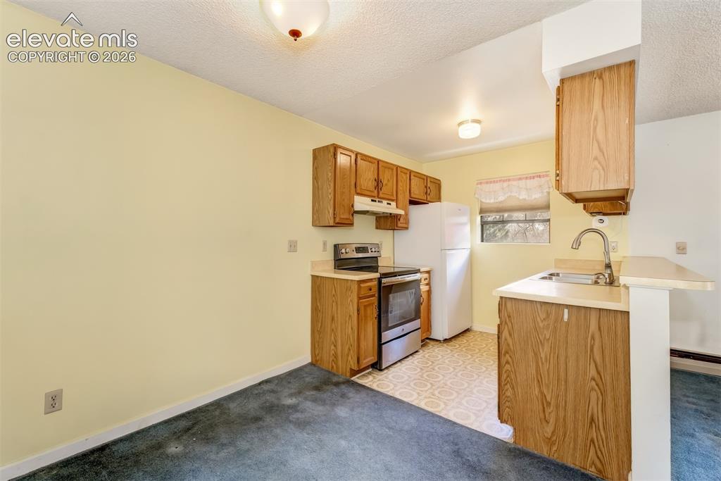Image 10 of 24: Kitchen