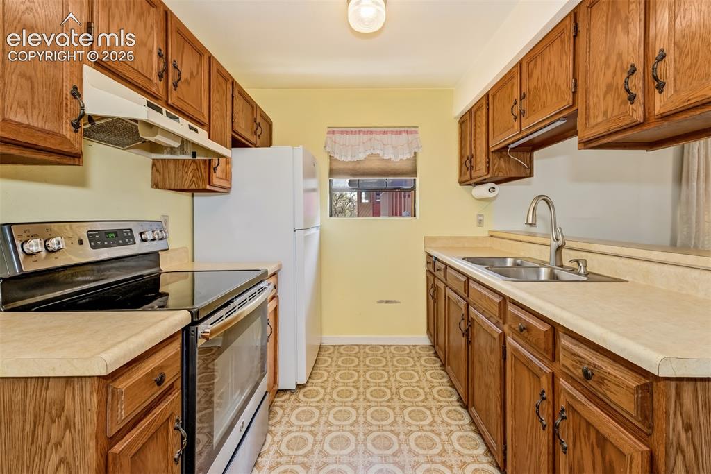 Image 11 of 24: Kitchen