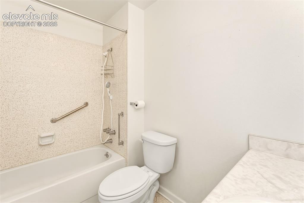 Image 20 of 24: Bathroom