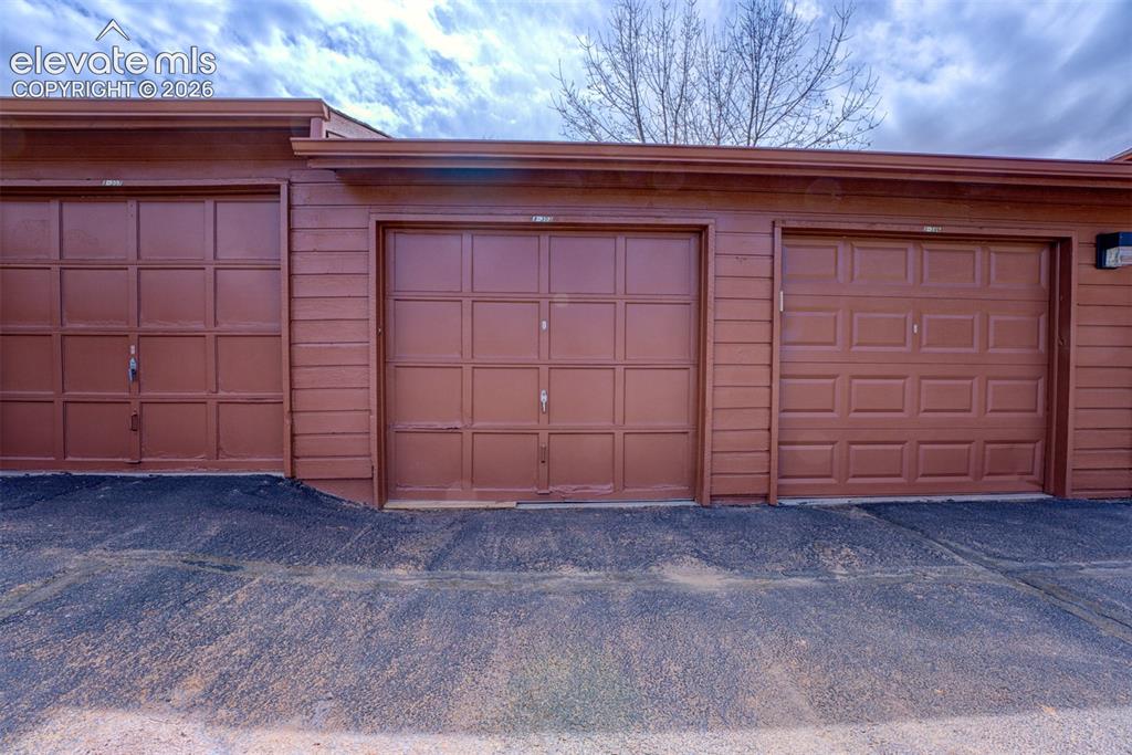 Image 3 of 24: Garage