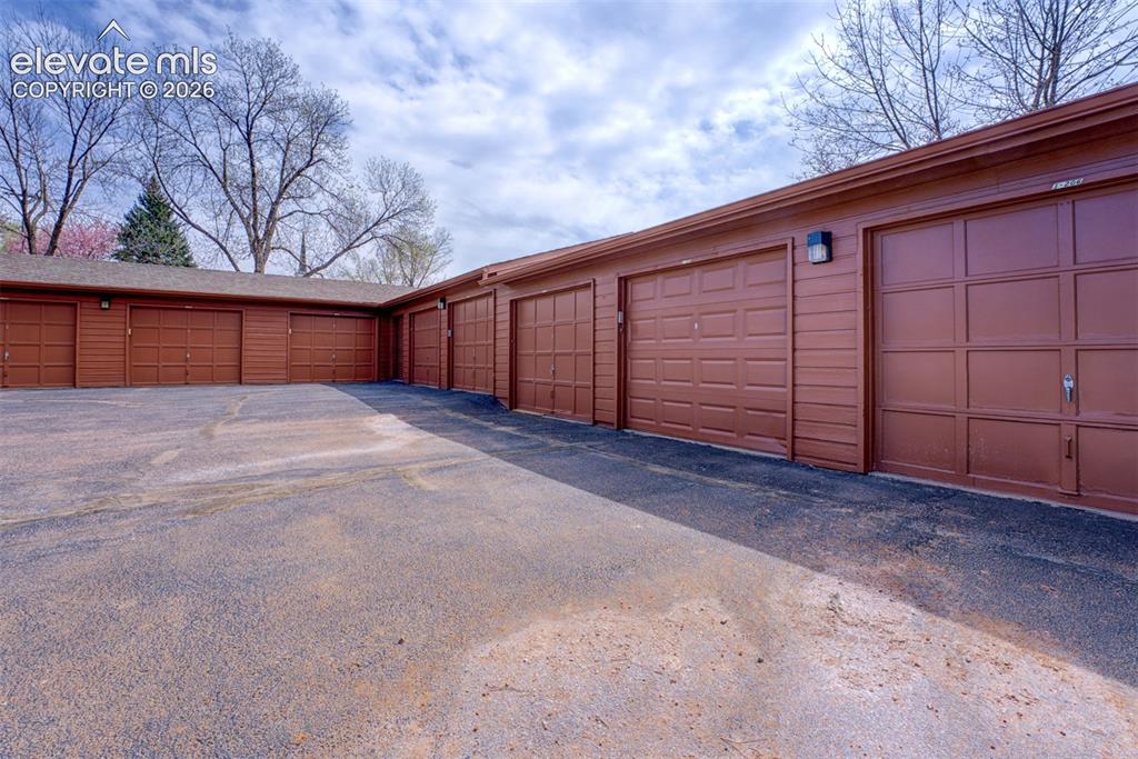 Image 5 of 24: Garage