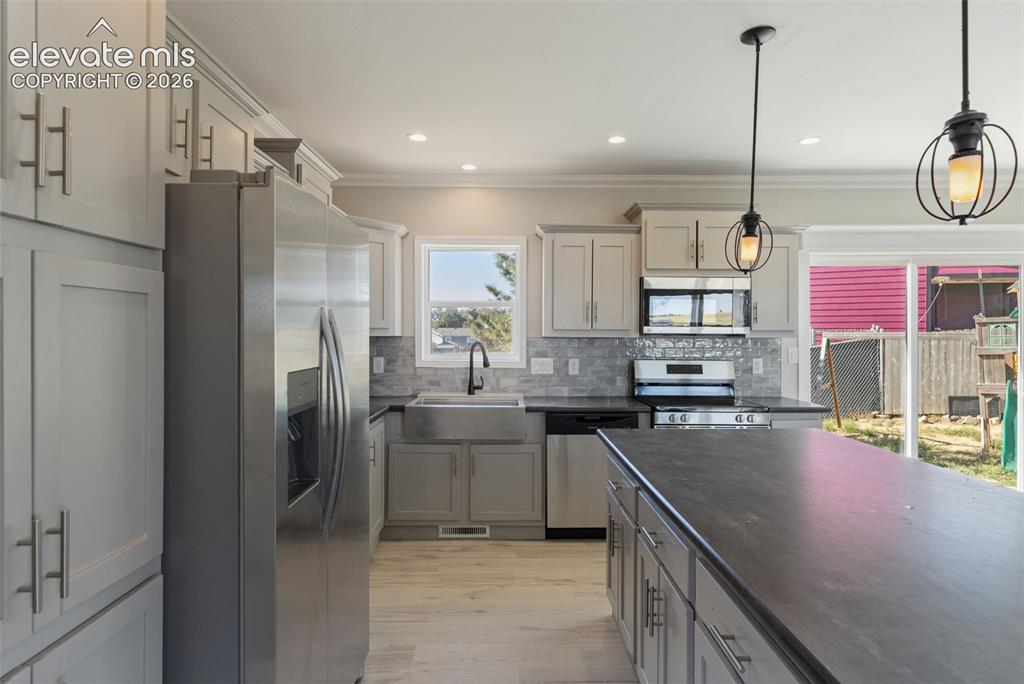 Image 14 of 38: Kitchen