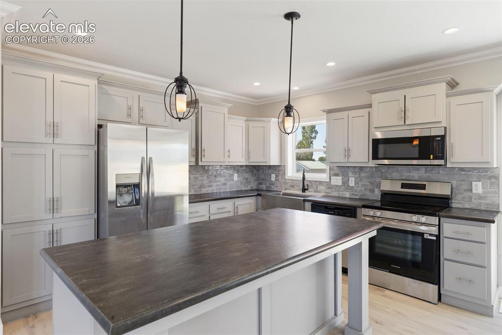 Image 15 of 38: Kitchen