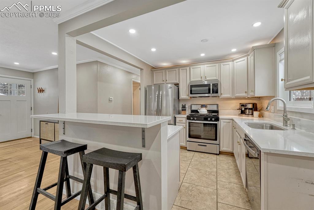 Image 12 of 50: Kitchen