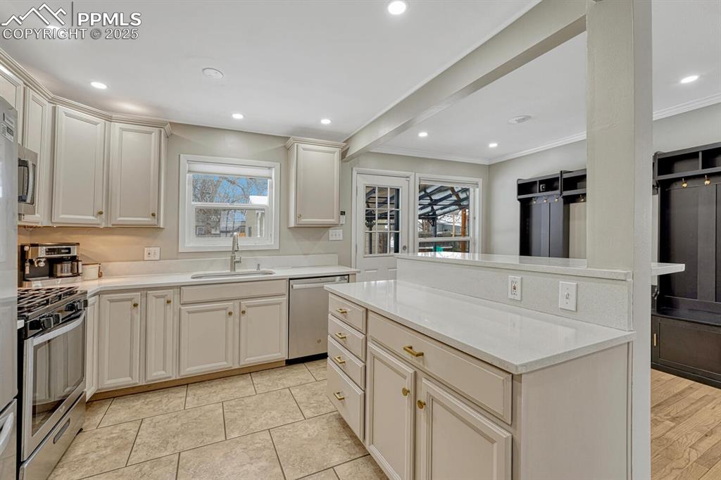 Image 14 of 50: Kitchen