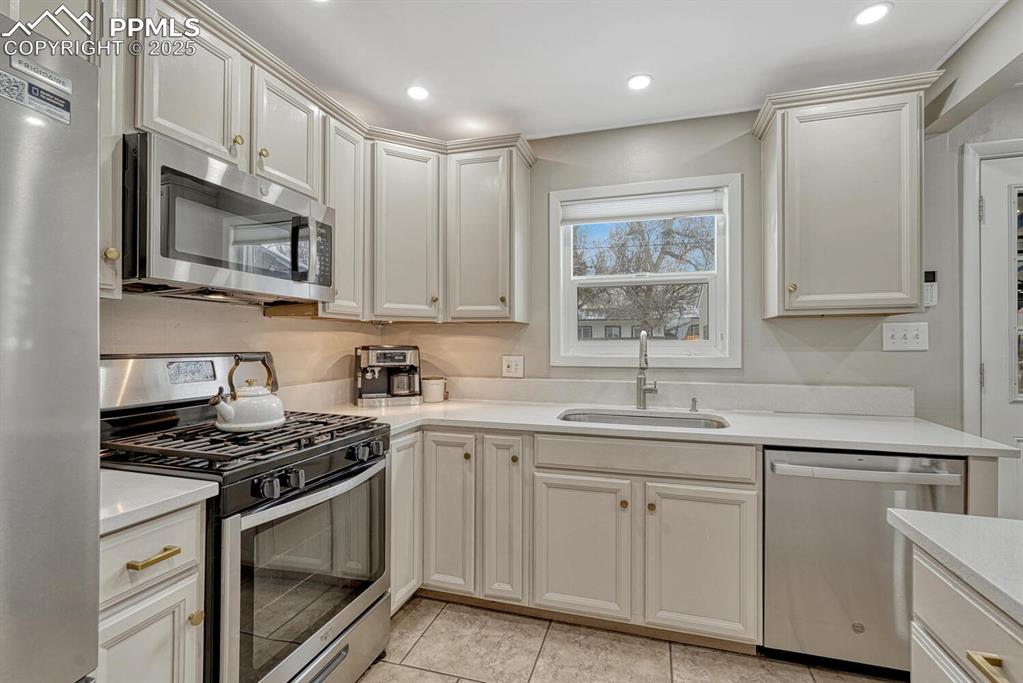 Image 15 of 50: Kitchen