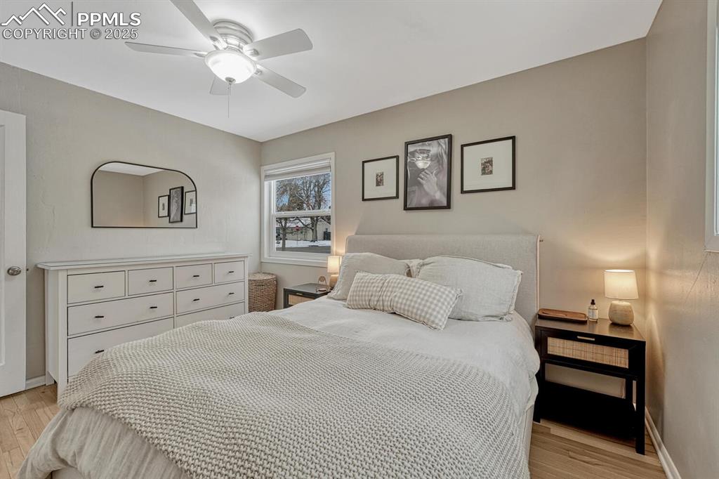 Image 28 of 50: Bedroom