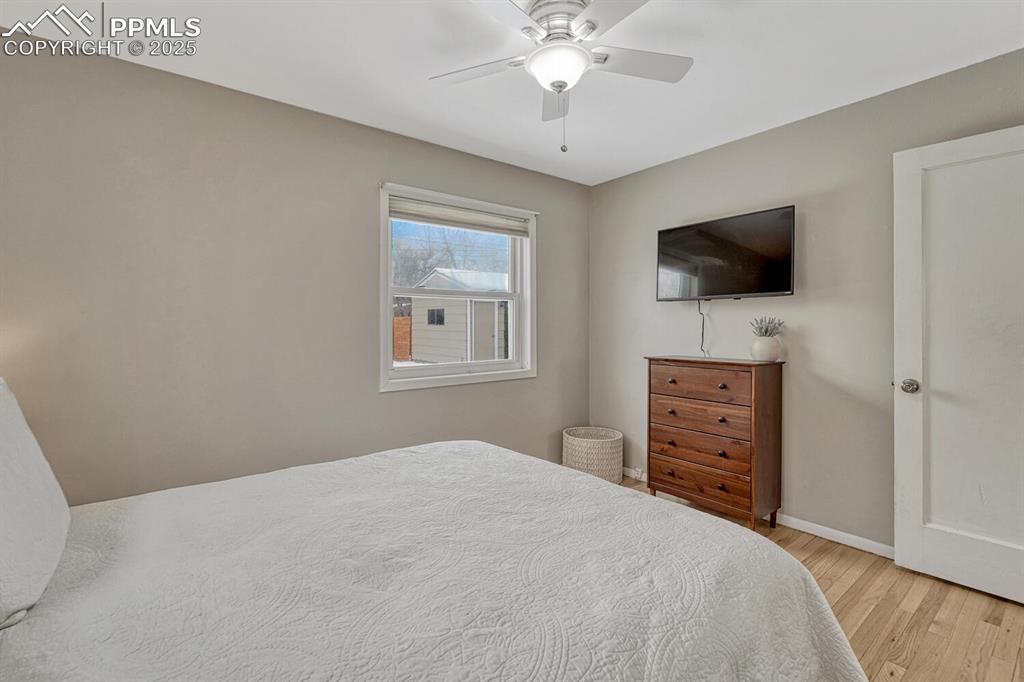 Image 32 of 50: Bedroom