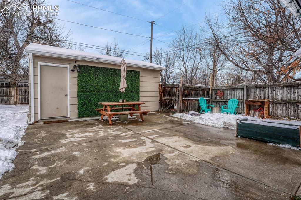 Image 35 of 50: Patio