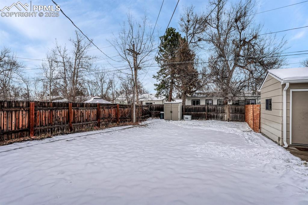 Image 39 of 50: Yard