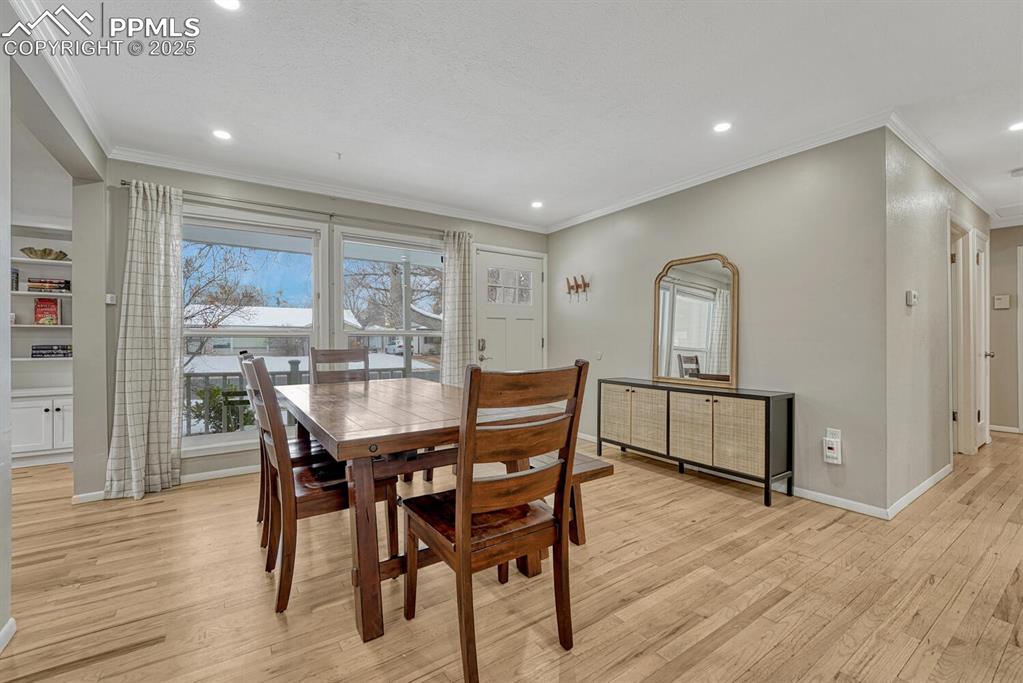 Image 4 of 50: Dining Area