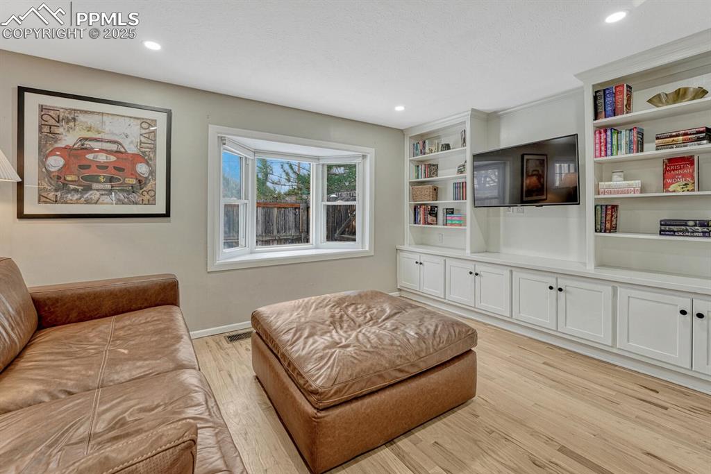 Image 7 of 50: Sitting Room