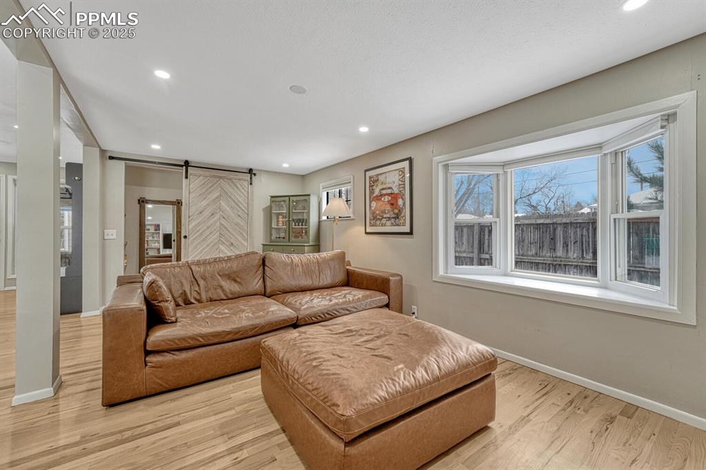 Image 8 of 50: Living Room