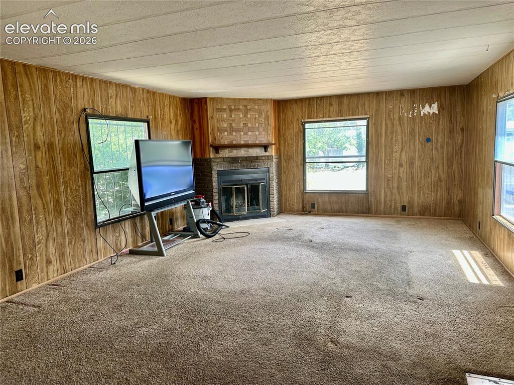Image 3 of 10: Living Room