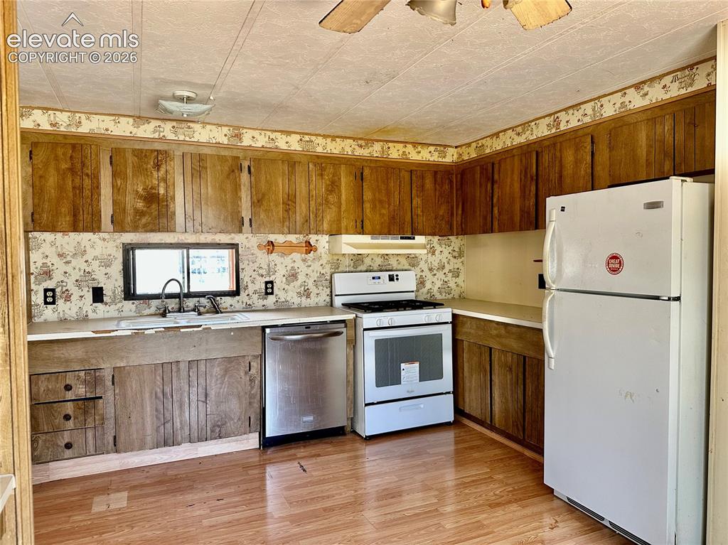 Image 4 of 10: Kitchen