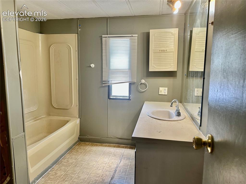 Image 7 of 10: Bathroom