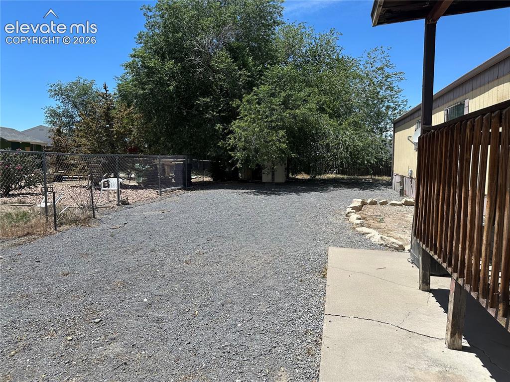 Image 9 of 10: Yard
