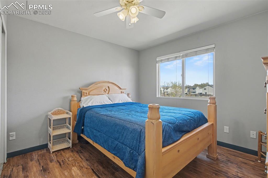 Image 19 of 24: Bedroom