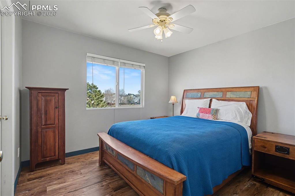 Image 21 of 24: Bedroom