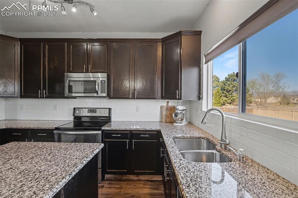 Image 5 of 24: Kitchen