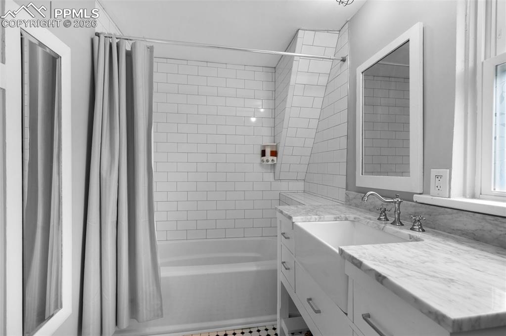 Image 19 of 28: Bathroom upstairs