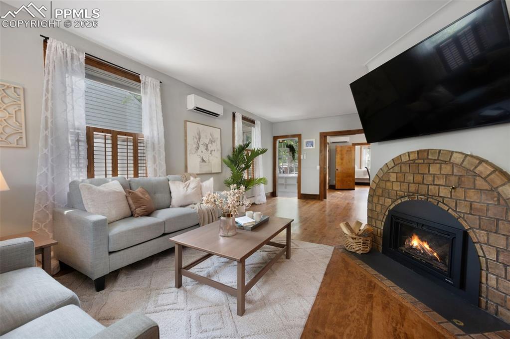 Image 22 of 28: Living Room