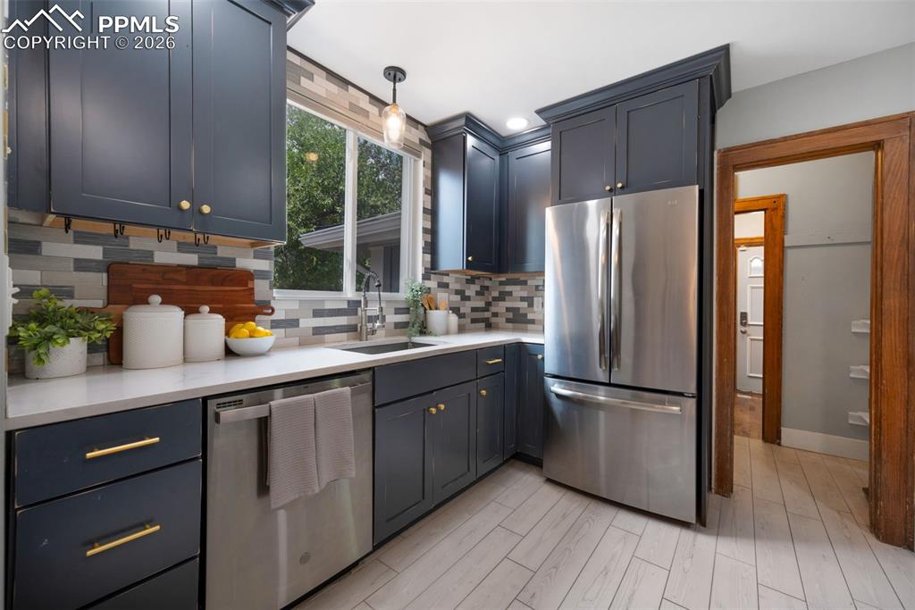 Image 7 of 28: Kitchen