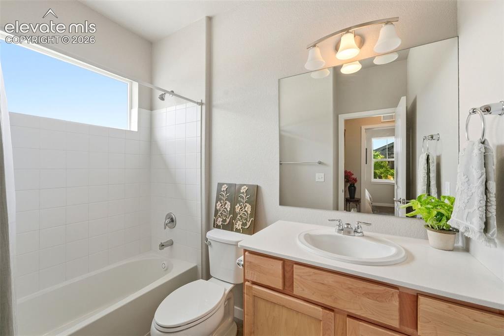 Image 12 of 50: Bathroom