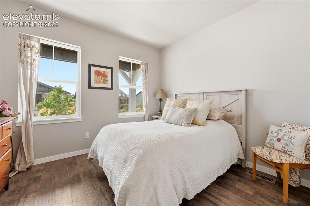 Image 9 of 50: Bedroom