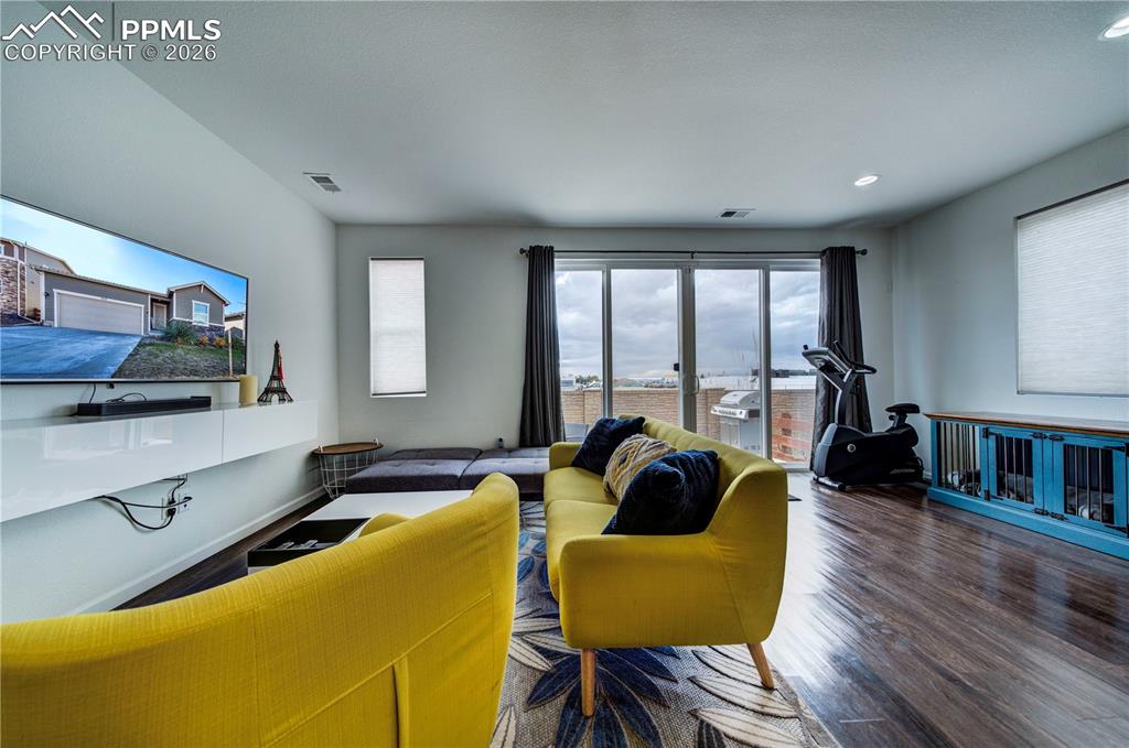 Image 19 of 43: Living Room