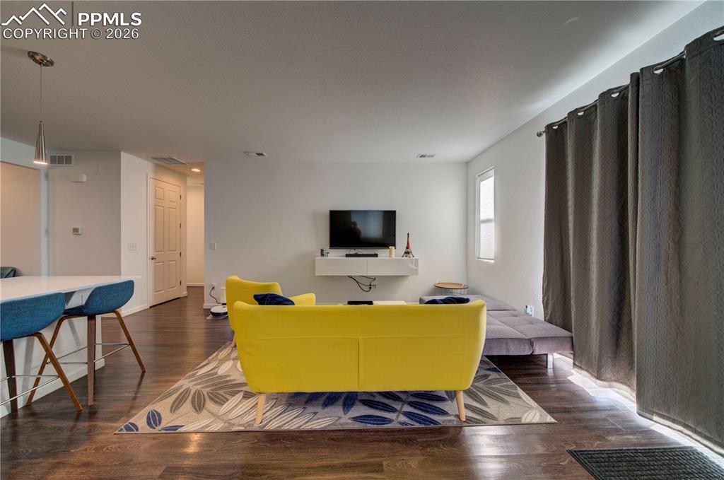 Image 20 of 43: Living Room