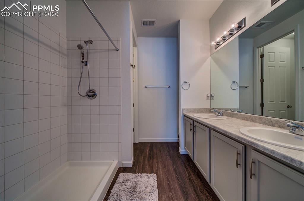 Image 32 of 43: Bathroom