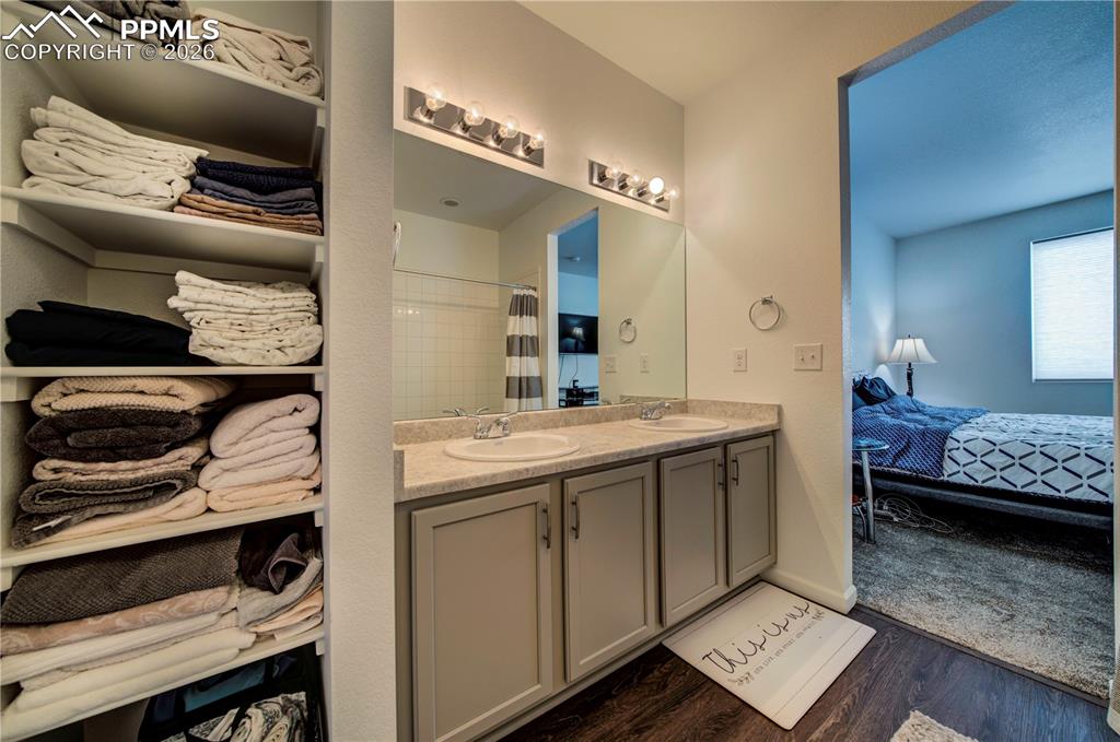 Image 33 of 43: Bathroom