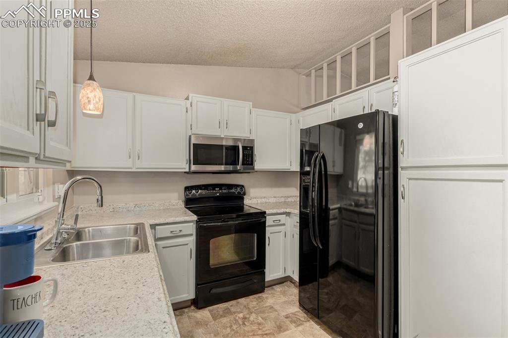 Image 10 of 43: Kitchen