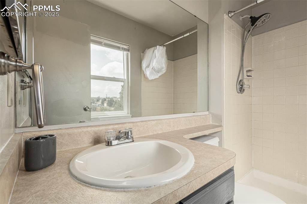 Image 20 of 43: Bathroom