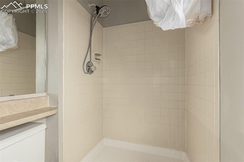 Image 21 of 43: Bathroom