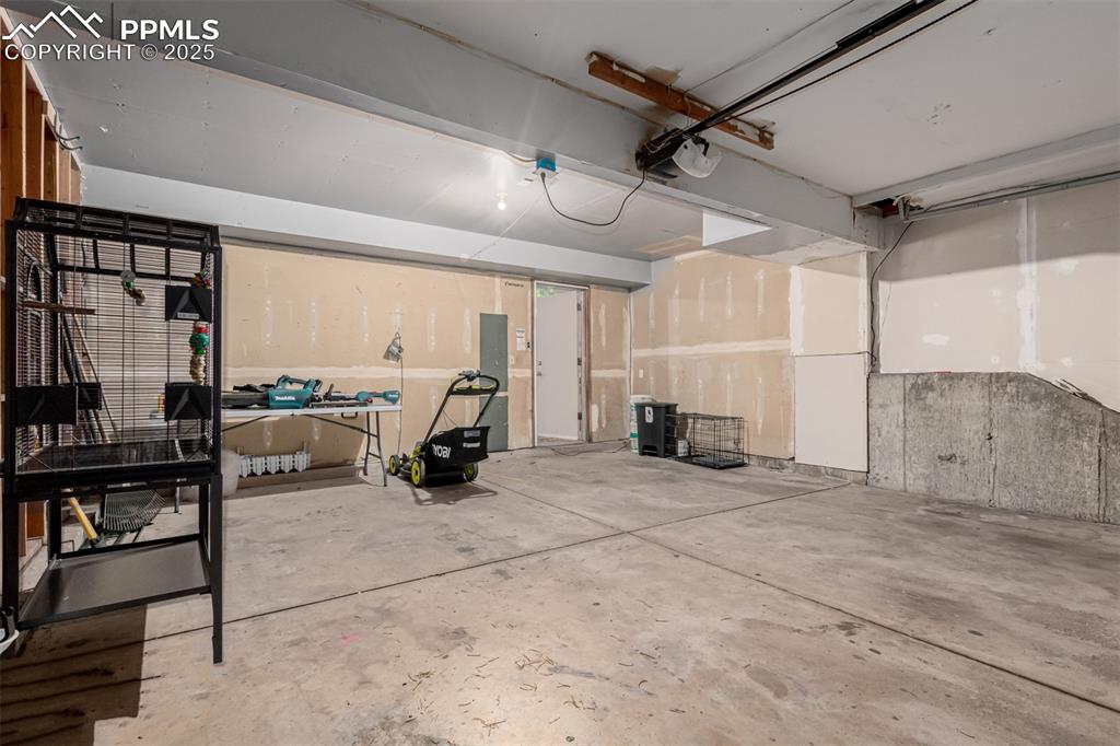 Image 29 of 43: Garage