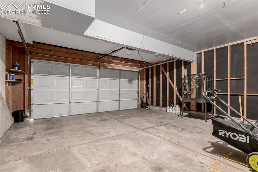 Image 30 of 43: Garage