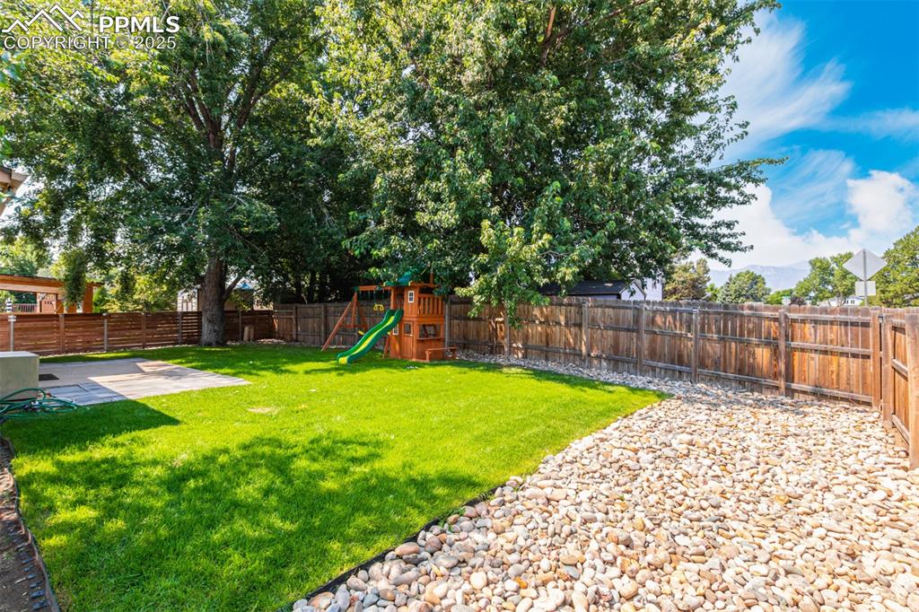 Image 32 of 43: Yard