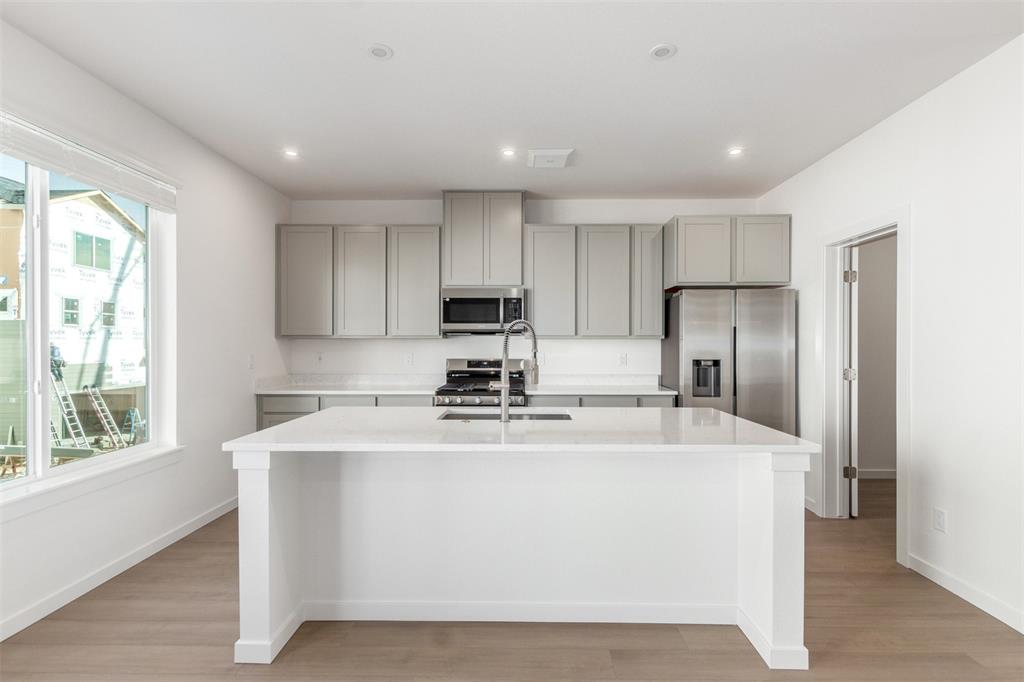 Image 10 of 34: Kitchen