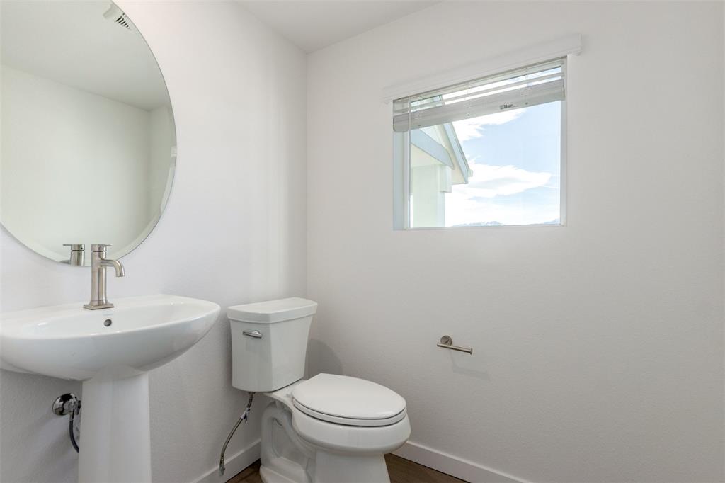 Image 15 of 34: Bathroom