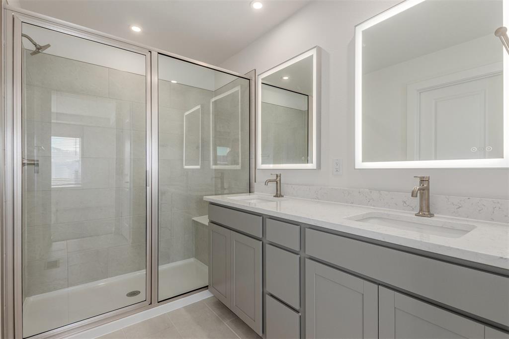 Image 18 of 34: Bathroom