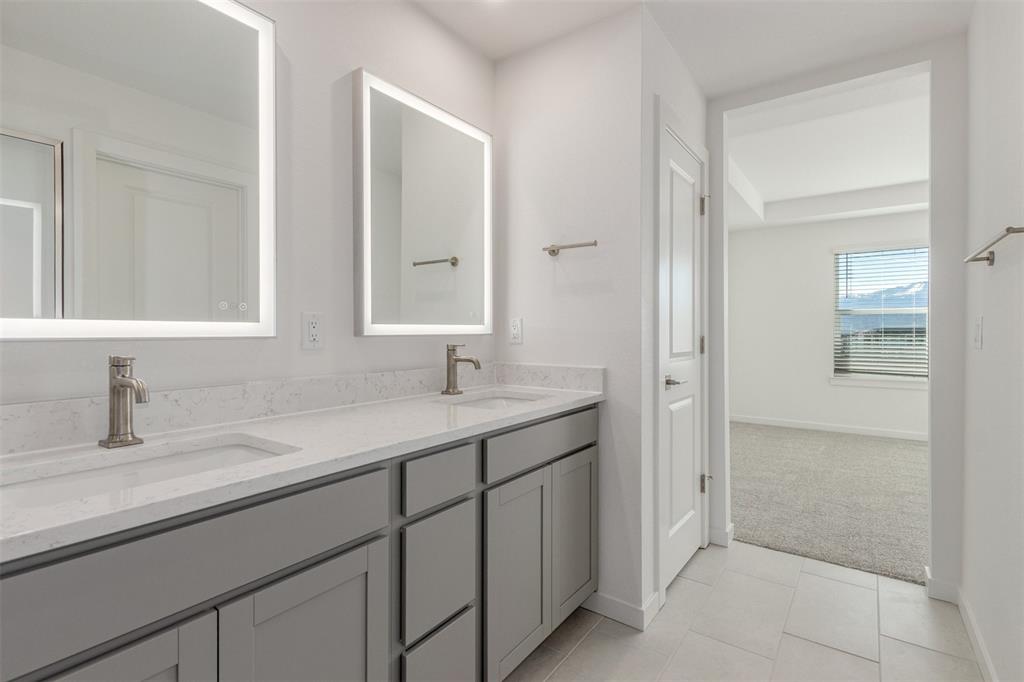 Image 19 of 34: Bathroom