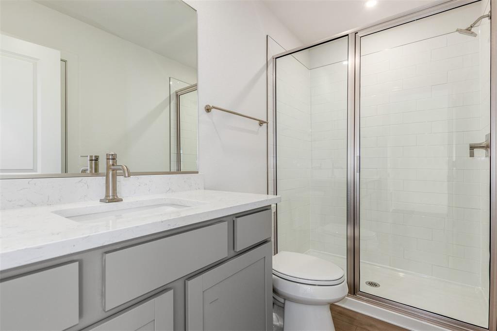 Image 23 of 34: Bathroom