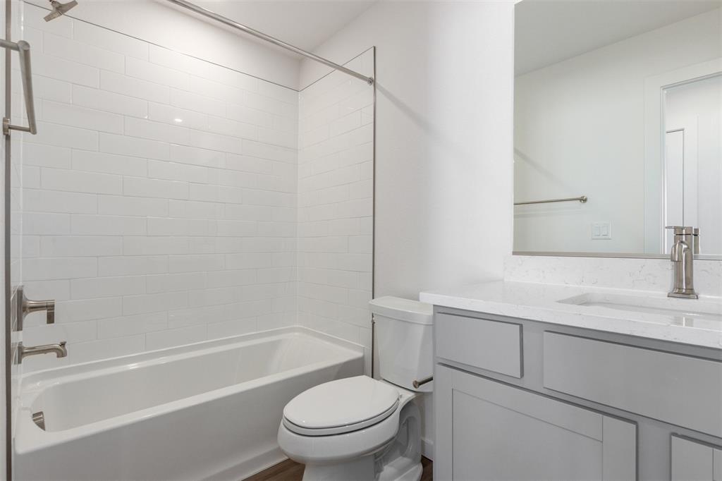 Image 28 of 34: Bathroom